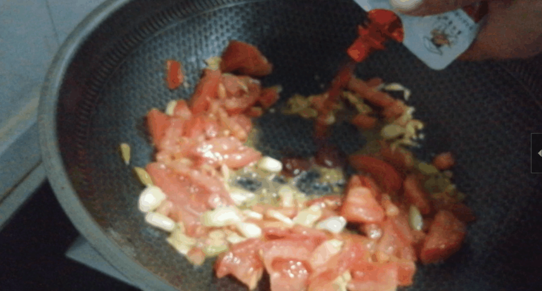 大饼放2天，又干又硬，扔了可惜，用这办法，秒变美味