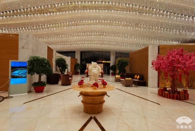 #旅行柚子君#入住外号“马桶圈”的五星酒店，因造型奇特成为地标，内部挺豪奢