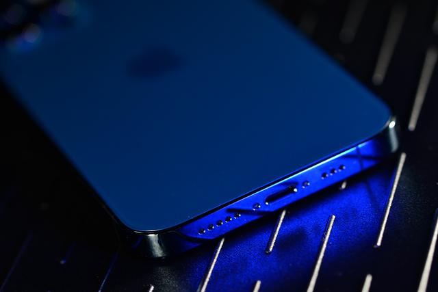 iPhone 12 Pro颜值到底高不高？在微距镜头下看一看