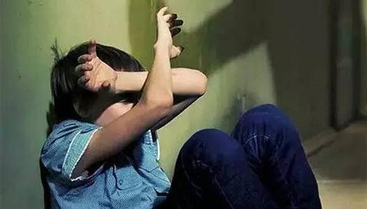 豫见河南TV|是什么过错让一个5岁的孩子被暴打甚至喊到＂我不行了＂？家庭暴力对儿童的影响到底有多大？