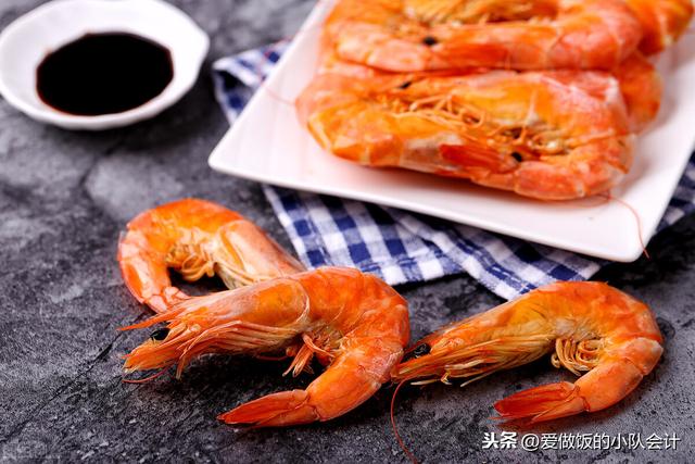 鲜虾怎么去除虾线？掌握3点，轻松取出保持虾肉完整，操作很简单