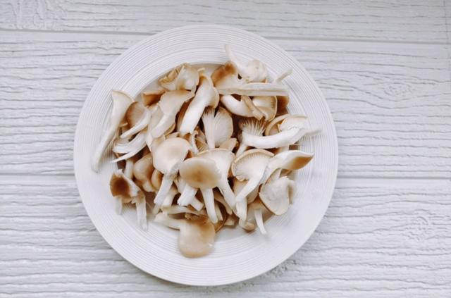 不加一滴油的烤箱版酥炸袖珍菇，酥脆不油腻，小朋友都喜欢