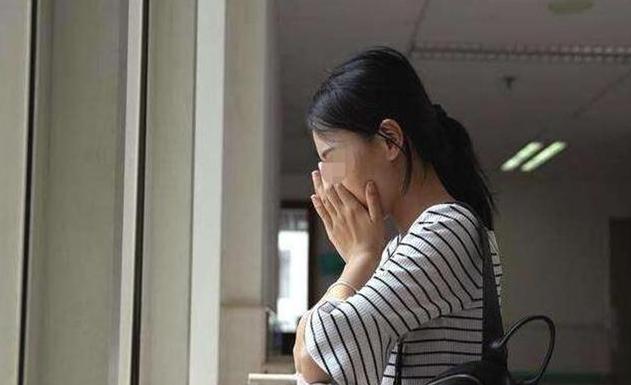 【你的育儿经】姐姐一“亲近”弟弟，弟弟就哭闹，宝妈解开孩子衣服后难以置信
