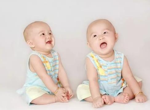 「你的育儿经」为什么二胎家庭,老二都精得像个“猴子”,看完这3点一目了然