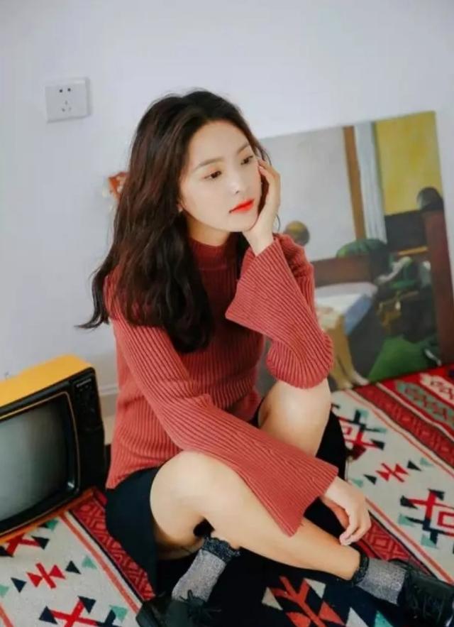 最时尚章若楠果然是甜甜的街拍女孩，针织上衣配短裙，美丽笑容甜到心