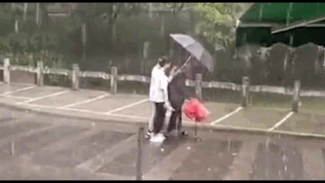 感动了众网友.雨中给老人打伞的视频广西桂林一对情侣