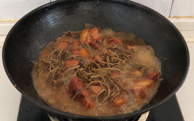 不起眼的红薯藤别扔掉，拿来炖红烧肉，口味独特，软烂入味很好吃