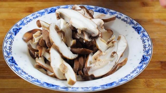 香菇和四季豆一起做，居然这么好吃，美味解馋，上桌全家抢着吃