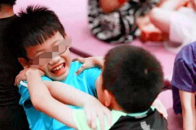 「你的育儿经」宴会上孩子犯“熊”，孩子妈的表现让人恍然，吃饭细节就看出问题