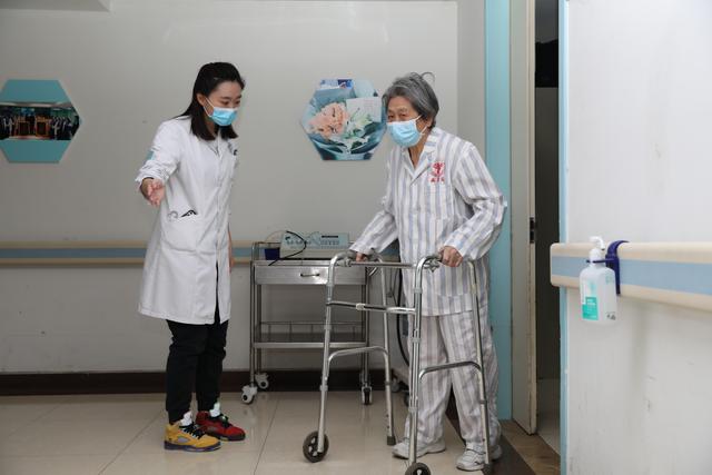 教授|86岁老教授国内外两次膝关节置换的真实体验——“国内真好”