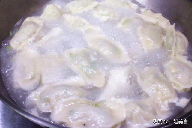 冬天，青萝卜外皮营养极高，扔了太可惜了，做成饺子吃，特别香