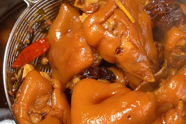 麻辣脆皮猪蹄，先卤后炸，外酥里嫩，学会的都可以摆摊创业了