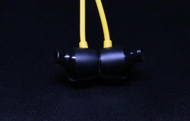 四百块钱做主动降噪，realme 真我黄开箱