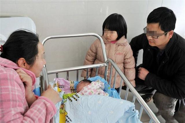 你的育儿经▲60岁老太太不顾阻拦生下二胎，6年过去了，他们一家人现状如何