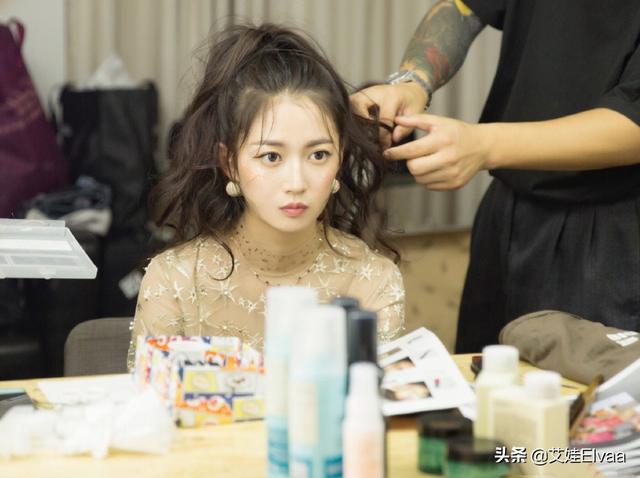 [第五大道]28岁陈钰琪真是贵族，绿色衫配小雏菊自拍好惬意，唐嫣眼光真有毒