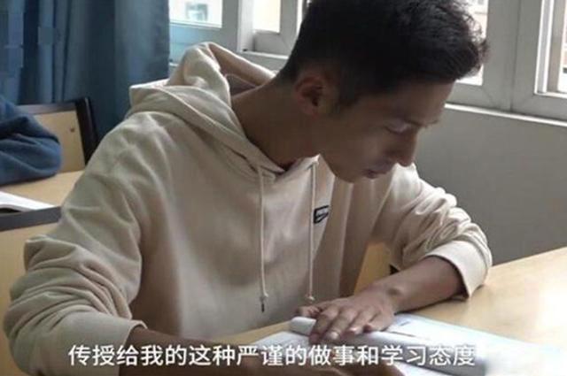 大一男生因姓氏走红，不跟爸姓也不跟妈姓，老师：这名字独一无二