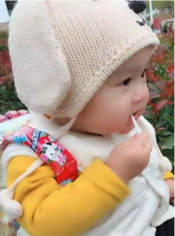 超级宝妈■为哄宝宝上幼儿园，宝爸自制“棒棒糖”书包，网友：想要同款！