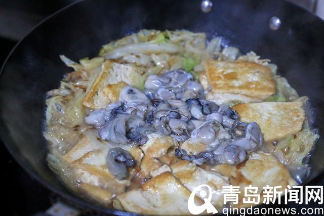 海蛎子肥美的季节 教你做海蛎子炖白菜豆腐