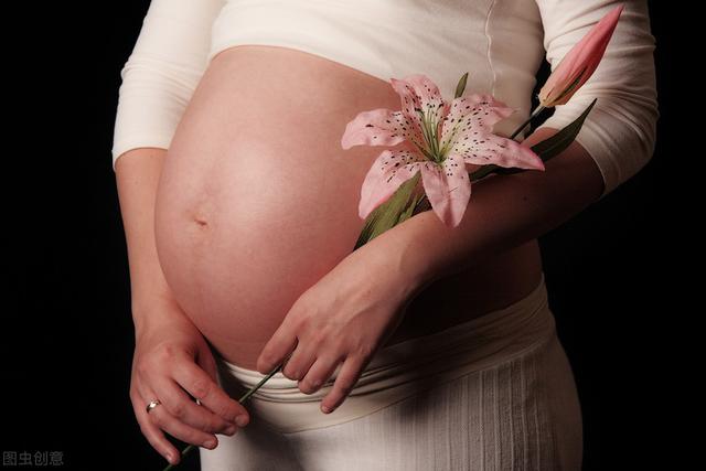 超幸福一家|大肚孕妈妈左侧睡最好？4种睡姿逐一分析