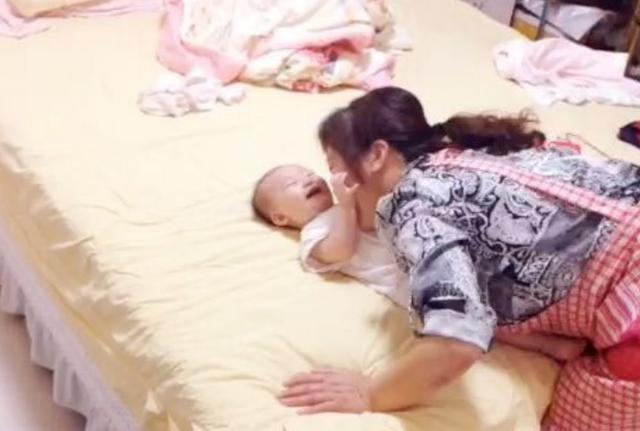 超级宝妈@宝宝“满口牙”照片火了，妈妈拍完一脸满足，宝宝：这届妈太难带