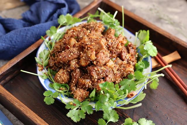 炒孜然羊肉时，羊肉切片还是切块？方法对了，炒出来比吃烤串还香