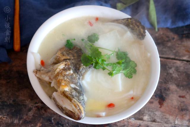 炖鱼时，汤汁寡淡是调料少了吗？我加了“2样”，鱼汤奶白肉质鲜