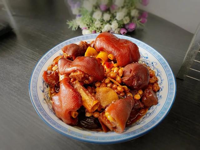 黄豆烧猪蹄：软糯入味，香而不腻，太好吃了