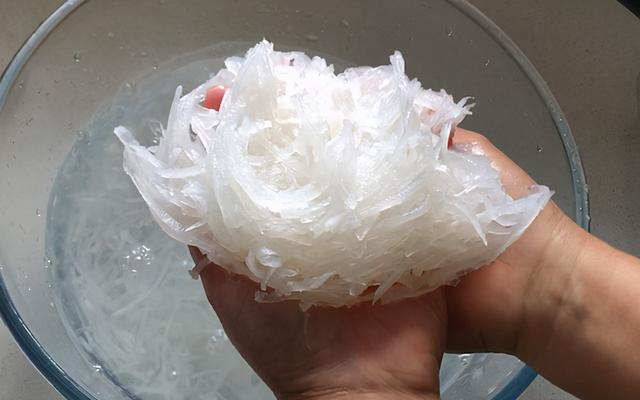 冬季，吃萝卜正当时，教你花样包萝卜丝包子，皮薄馅大，解馋管饱