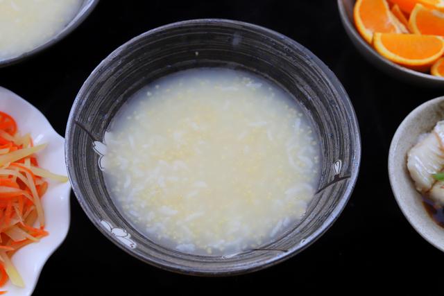 「超级宝妈」早上不贪睡，给孩子准备营养餐，比饭店里的还精致，特别简单
