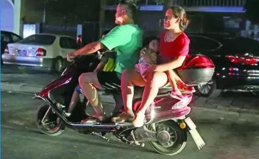超级宝妈|孩子不慎将脚夹在了车轮里,消防3分钟解救!