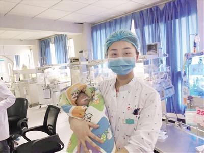 超级宝妈@顺产妈妈疼得死去活来，胎儿也没闲着，他们甚至更努力，看完感动
