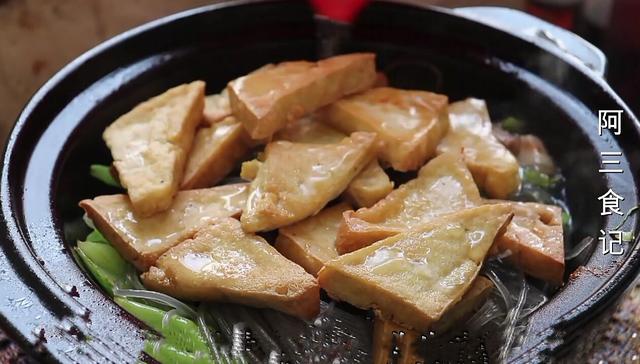 年夜饭芹菜这样做，入味下饭又解馋，比肉还香，做一锅上桌就扫光