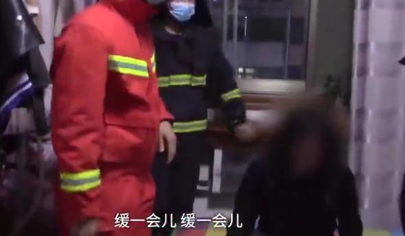 #你的育儿经#儿子不写作业，母亲气到跳楼相逼！被消防员劝阻，小孩下跪认错