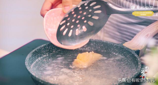 『你的育儿经』「鸡丝菠菜面」鲜嫩可口，富含维生素和纤维素，宝宝根本停不下来