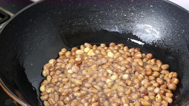 炸花生米，很多人一下锅就错，大厨教你这技巧，花生酥脆不焦