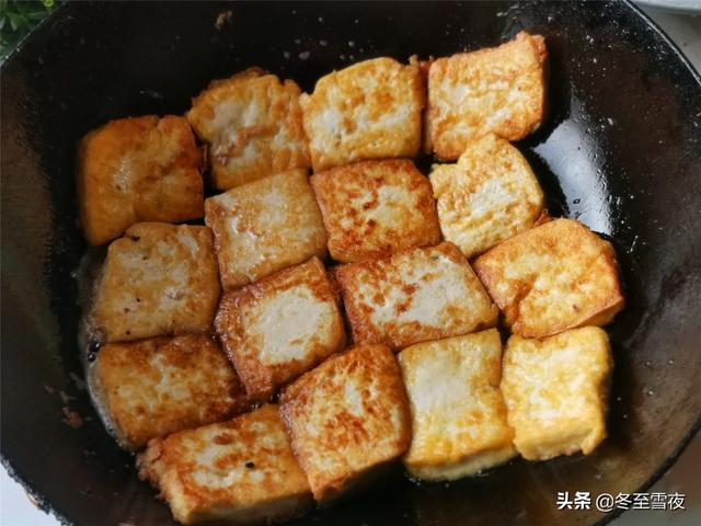 家常豆腐的做法，教你小窍门，豆腐金黄不碎还入味，没有肉也好吃