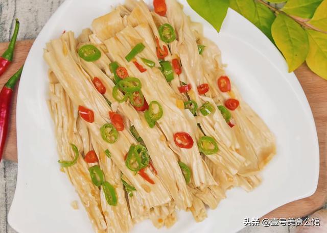 居家分享酸辣腐竹的好吃做法，简单营养，美味解馋，家人特爱吃