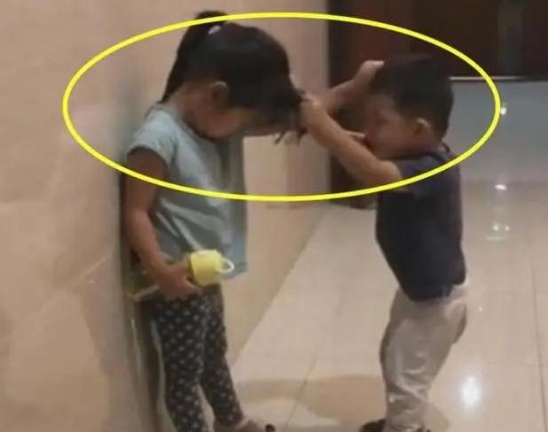 #你的育儿经#“你是姐姐，要让着弟弟”，女儿一句反驳的话，让妈妈说不出话来