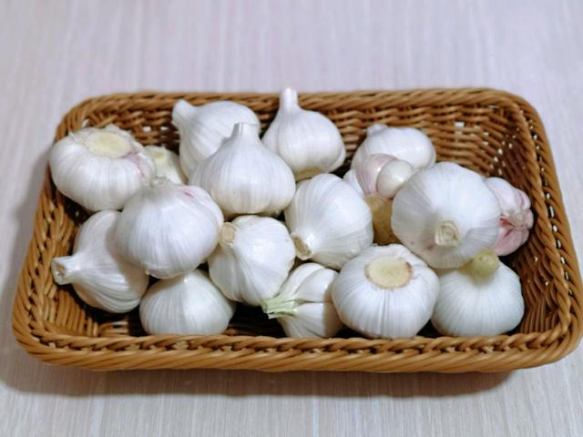 喝粥当然要搭配它，糖醋蒜几颗，一碗粥，早餐搞定