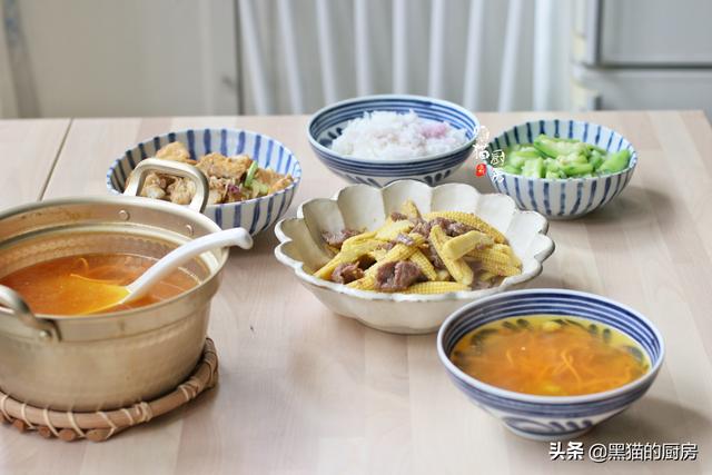 #你的育儿经#晒晒一线城市普通家庭母女俩的午餐，不精致但用心，孩子长个快