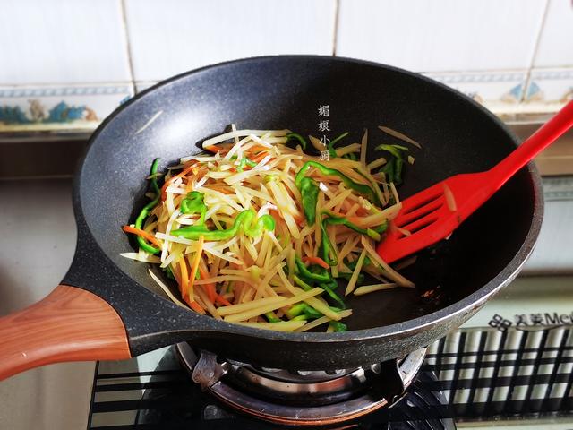 炒土豆丝别直接下锅，先加醋还是后加醋有讲究，土豆丝出锅才脆爽