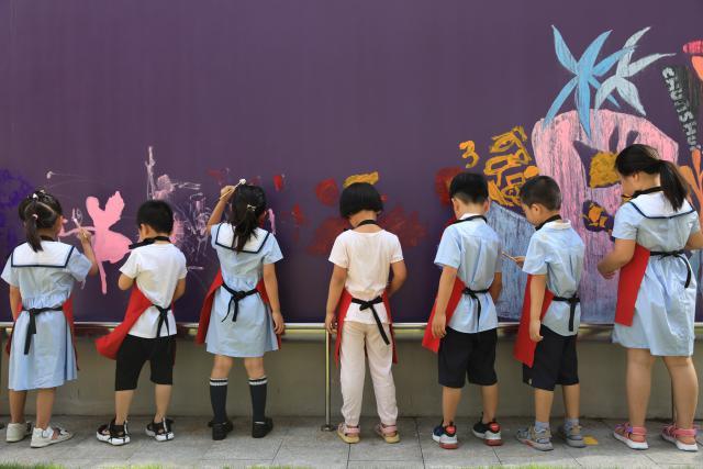 新华网客户端|图集｜小萌娃“回笼”，深圳1537所幼儿园今日开园