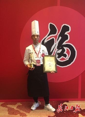 全国顶尖大厨“抡勺比武”，武汉伢凭藕夹技艺获封“厨神”
