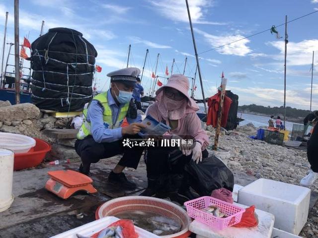 海鲜"登陆"头门港人多车杂,临海交警全程守护避免伤人