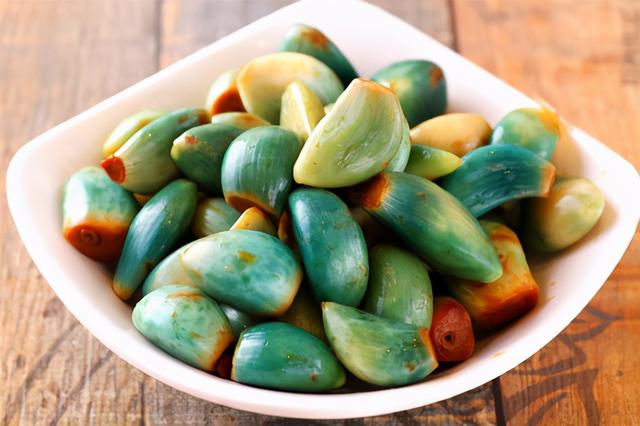 不知道怎么做出翠绿的腊八蒜，教你几个小窍门，爽口开胃又有营养