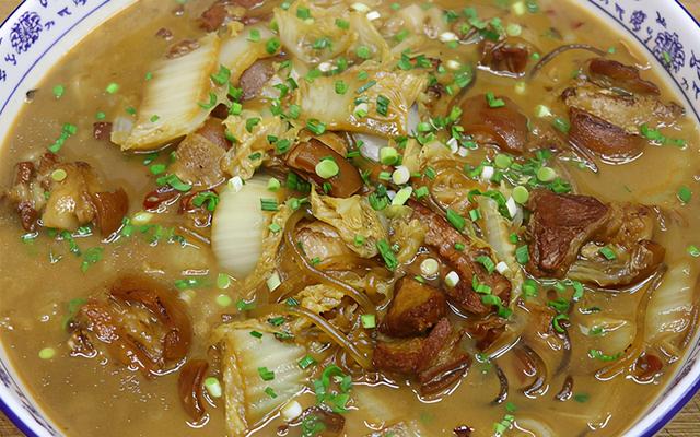 天凉多吃羊肉白菜炖粉条，肉质软烂，热气腾腾，一大碗不够吃