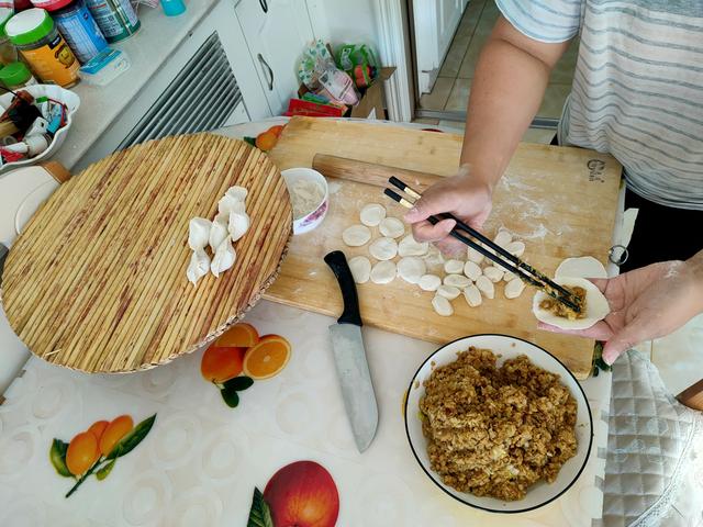 酸菜馅饺子这样调馅才好吃，味道正宗，酸香爽口，一次至少吃2盘