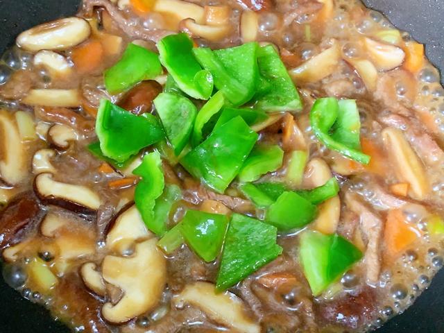 简单的家常菜，香菇炒肉丝，鲜香爽滑又下饭，回家10分钟就吃饭