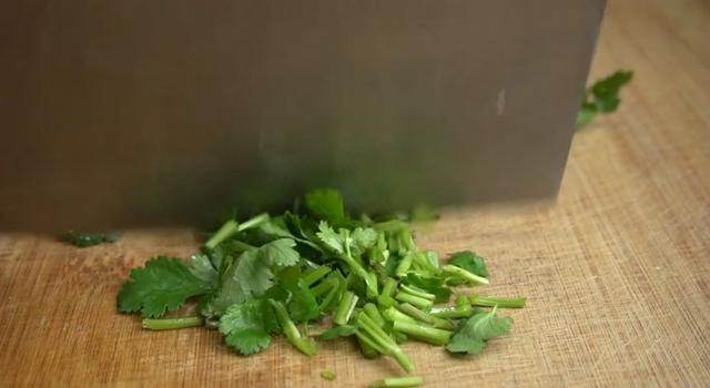 冬天超爱这碗懒人面，有菜有面有鸡蛋，10分钟上桌吃完全身暖和