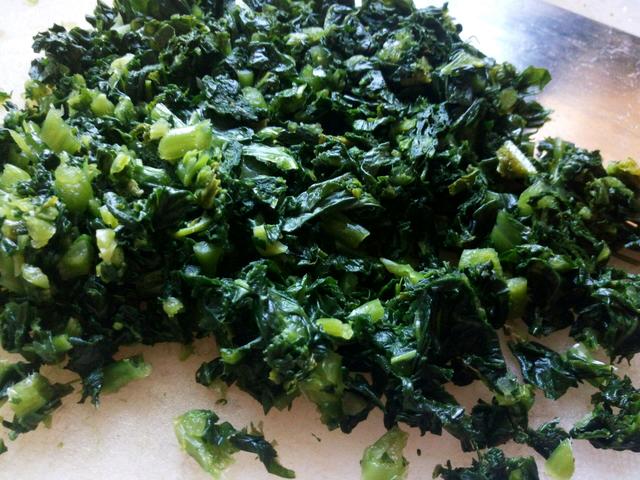 雪菜味道鲜美，鸡翅营养丰富，完美搭配，吃着超过瘾